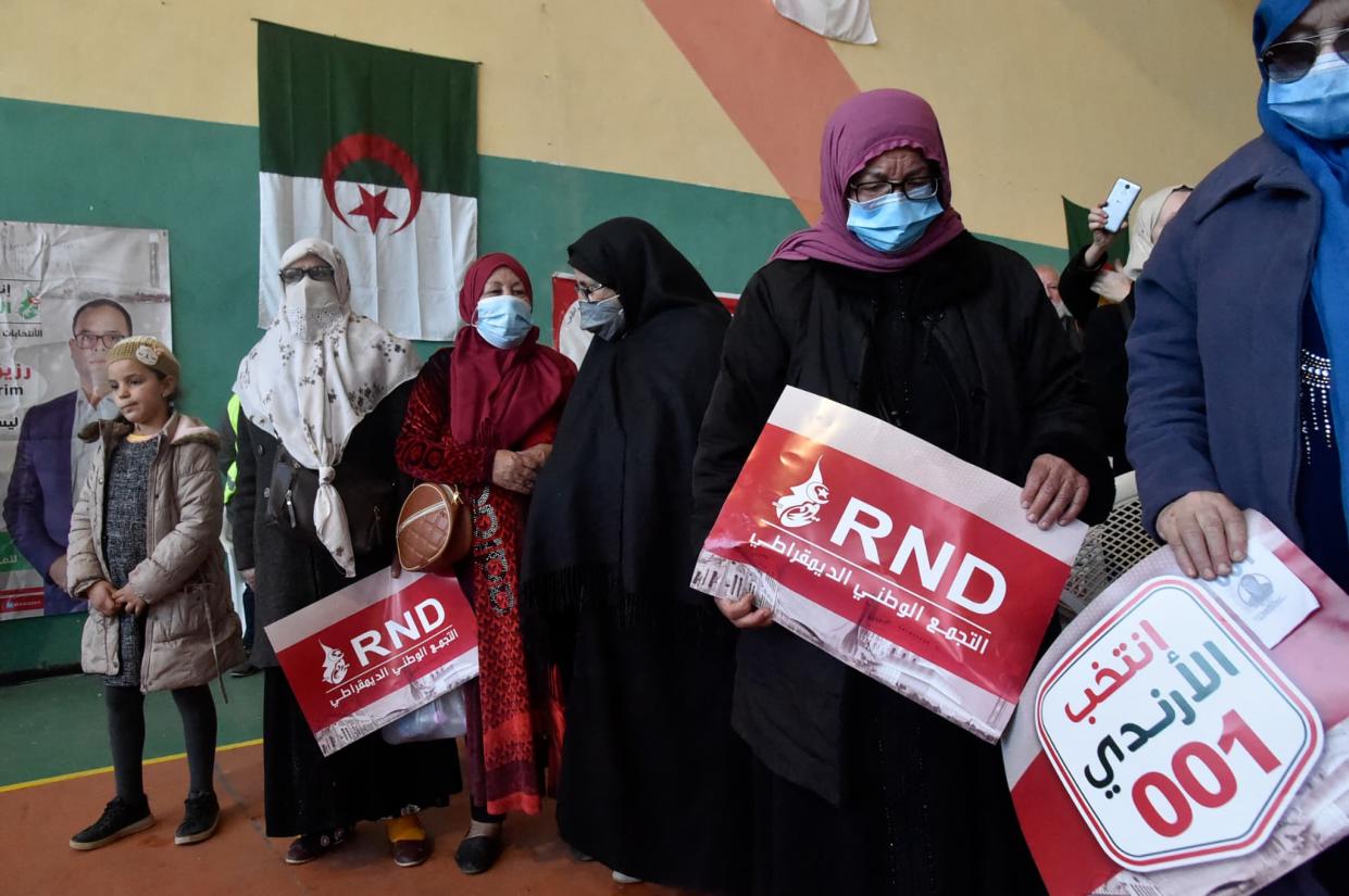 Des partisans du Rassemblement national démocratique (RND) algérien participent à un rassemblement le 23 novembre 2021 à Alger. - Ryad Kramdi / AFP