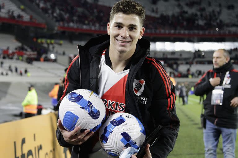 Julián Álvarez brindó un show de goles en River 8 vs. Alianza Lima 1 por la Copa Libertadores y se quedó con dos pelotas.