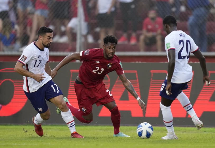 Panama's Michael Murillo, center, United State's Sebastian Lletget, left, and United State's Tim Weah.