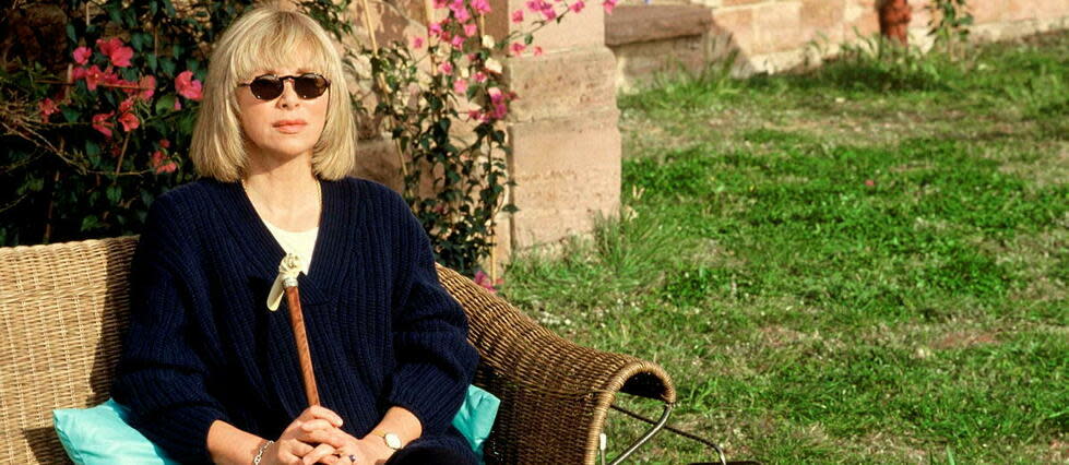 Mireille Darc sur le tournage du feuilleton Les Yeux d'Hélène, réalisé par Jean Sagols pour TF1.  - Credit:MAESTRACCI/TF1/SIPA / SIPA