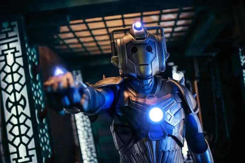 A Cyberman raising his arm in the Doctor Who trailer