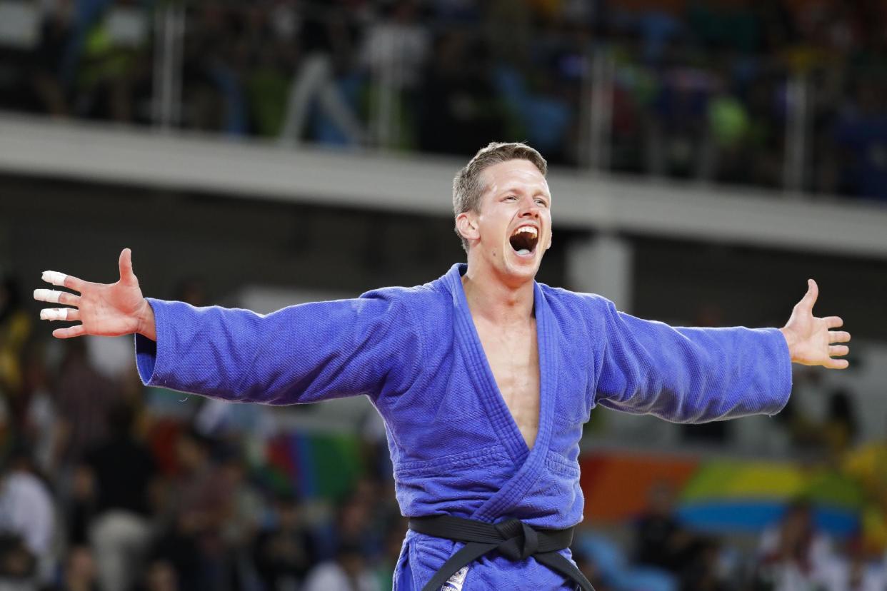 El judoca belga Dirk Van Tichelt festeja tras ganar la medalla de bronce en la categoría de -73 kilogramos en los Juegos Olímpicos de Río de Janeiro, Brasil, el lunes 8 de agosto de 2016. (AP Foto/Markus Schreiber)