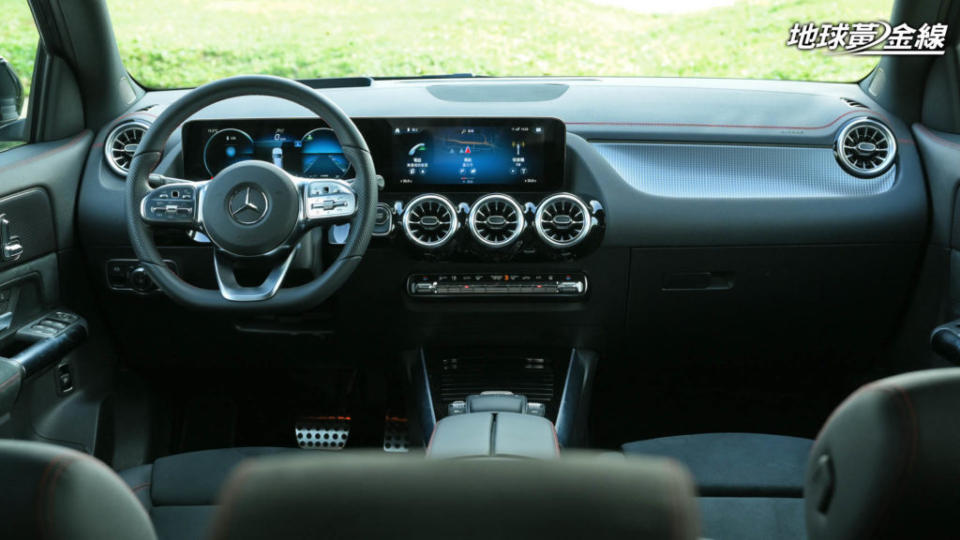 坐進車內會發現EQA 250在駕駛介面其實和傳統GLA並沒有太大差異，也提供了雙10.25吋螢幕加上觸控手寫板。(攝影/ 林先本)
