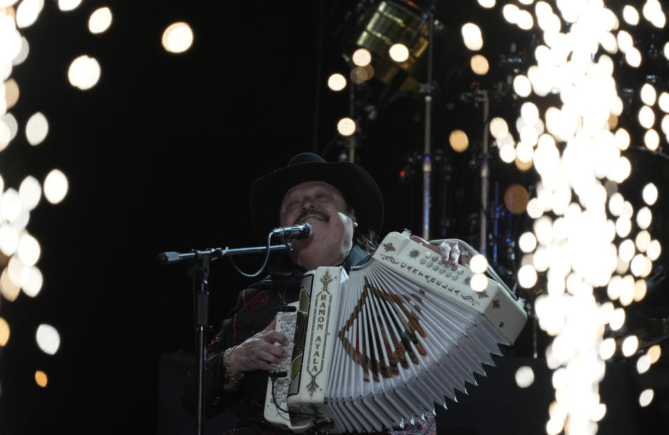 El cantante mexicano Ramón Ayala y sus Bravos del Norte se presentan durante el segundo día del festival Arre en la Ciudad de México el 10 de septiembre de 2023. (Foto AP/Fernando Llano)