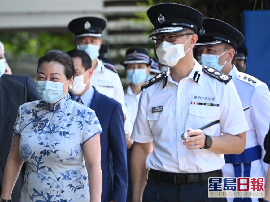 鄭若驊(左一)今早出席警察學院結業會操。