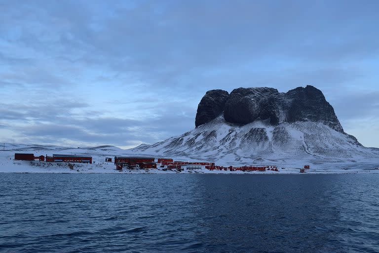 La Base Carlini se encuentra en la península Potter de la isla 25 de Mayo, perteneciente al archipiélago de las Shetland del Sur. La base cuenta con un helipuerto y puede recibir aviones tipo Twin Otter con esquíes en el glaciar Fourcade durante todo el año