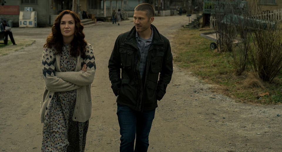 MIDNIGHT MASS (L to R) KATE SIEGEL as ERIN GREENE and ZACH GILFORD as RILEY FLYNN in episode 101 of MIDNIGHT MASS Cr. EIKE SCHROTER/NETFLIX Â© 2021