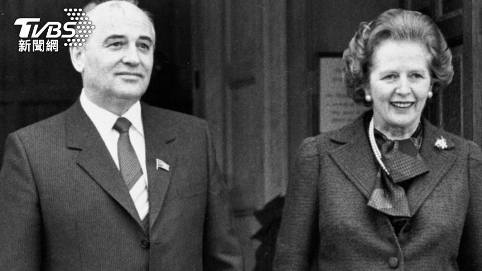 戈巴契夫（左）訪問英國，與當時的首相柴契爾夫人會面。（圖/達志影像路透社）