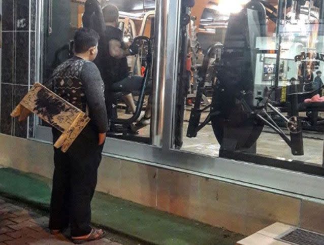 Mohammed Khaled was photographed gazing into a gym. The pic went viral. Source: Instagram