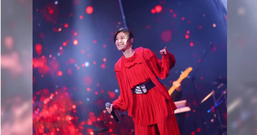 蘇慧倫以一席紅色喜氣套裝出席《WE ARE我們的除夕夜》。（圖／文化總會提供）