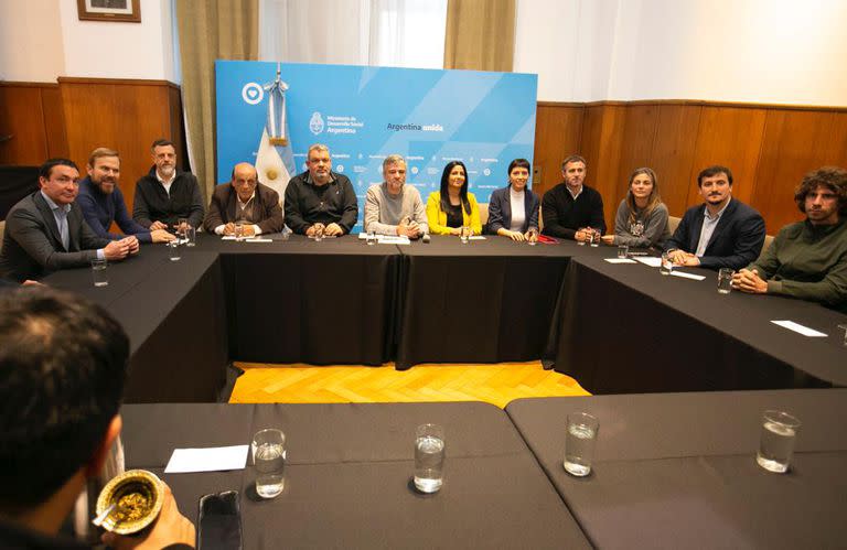 El ministro de Desarrollo Social, Juan Zabaleta, recibió a intendentes para evaluar el monitoreo de los planes sociales