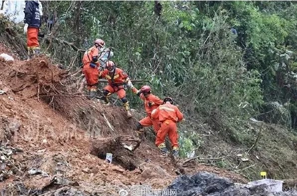 救難人員失事的中國東方航空現場搜救。   圖 : 翻攝自騰訊網
