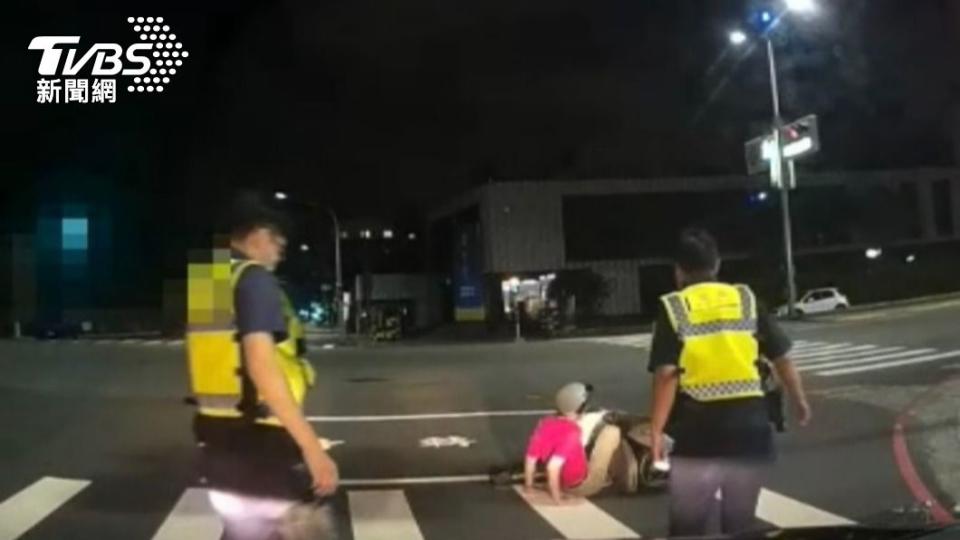 石男騎車自摔警車前，警方趕緊下車查看。（圖／警方提供）