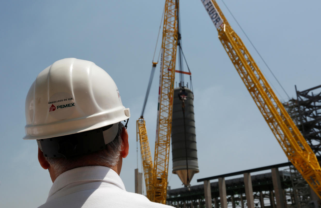 Un trabajador de Pemex observa los trabajos en una plataforma de la compañía petrolera en Tula, Hidalgo. Foto: REUTERS/Carlos Jasso