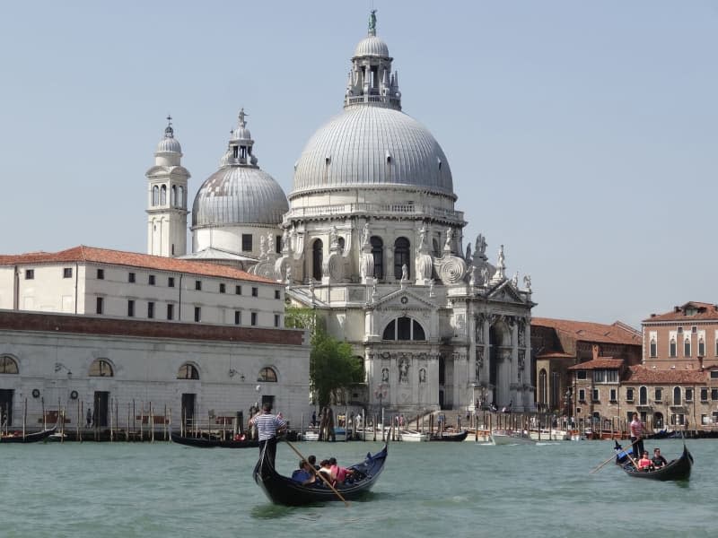 The new controversial entrance fee for day tourists in Venice costs €5 and will initially be charged on 29 busy days in 2024. Evading the fee incurs a steep fine, officials have announced. Andrea Warnecke/dpa