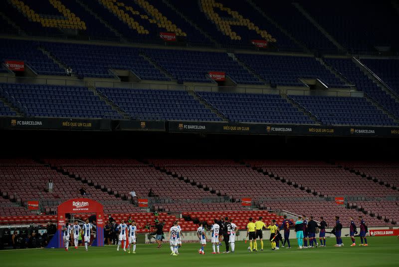 FOTO DE ARCHIVO: Los jugadores se alinean antes del partido entre Barcelona y Espanyol a puerta cerrada tras el brote de coronavirus, en el Camp Nou, Barcelona, España, el 8 de julio de 2020