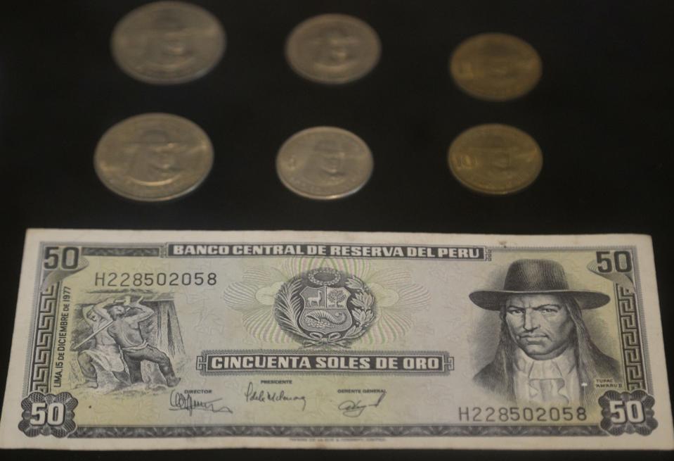 Un billete antiguo y monedas con la imagen de Túpac Amaru forman parte de la exhibición de arte “Túpac Amaru y Micaela Bastidas: Memoria, símbolos y misterios”, en el museo Lugar de la memoria, la tolerancia y la inclusión social en Lima, Perú, el sábado 16 de mayo de 2021. Túpac Amaru, un arriero y comerciante que afirmaba ser descendiente de la realeza inca, lideró una rebelión andina contra el dominio colonial español y fue ejecutado de manera horrible el 18 de mayo de 1781. (AP Foto/Martín Mejía)