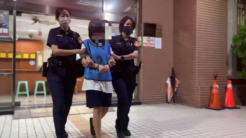 台南21歲魏姓女子（中）23日酒駕撞斃婦人，遭到警方移送法辦。（翻攝照片）