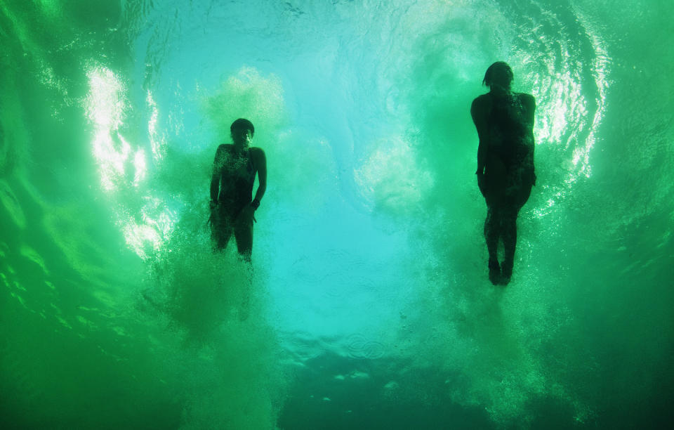 <p>Algen färbten das Wasserbecken der Synchronspringer grün - ein Mitarbeiter hatte Wasserstoffperoxid in den Pool gekippt und somit die Wirkung des Chlors aufgehoben. Auch die Wasserqualität in der Guanabara-Bucht ließ die Sportler auf die Barrikaden gehen. (Bild: Getty Images) </p>