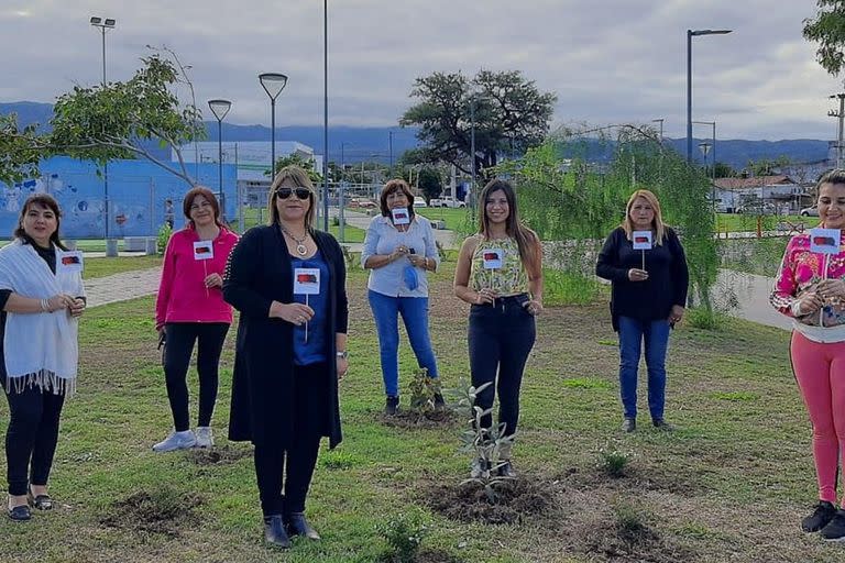 Las "Ramonas atrevidas", como se bautizó con ironía el grupo de mujeres radicales catmarqueñas, durante un homenaje a Raúl Alfonsín, en marzo de 2021