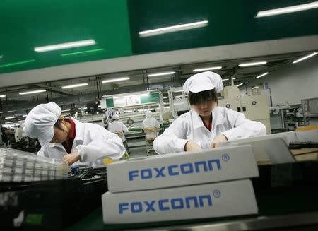 Employees work inside a Foxconn factory in the township of Longhua in the southern Guangdong province in this May 26, 2010 file photo. REUTERS/Bobby Yip