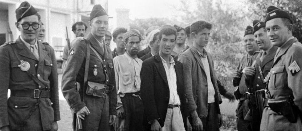 Des soldats français en opération de « nettoyage » en Algérie dans la région de l'Aurès procèdent à l'arrestation de « suspects » le 3 novembre 1954, au début de la guerre d'Algérie. 
