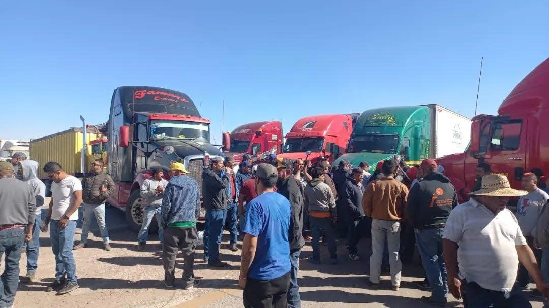 Mexican truck drivers parked their 18-wheelers to block the Panamerican Highway connecting Chihuahua City and Juárez to protest the roadway shooting of a trucker by gunmen on Friday in the state of Chihuahua.