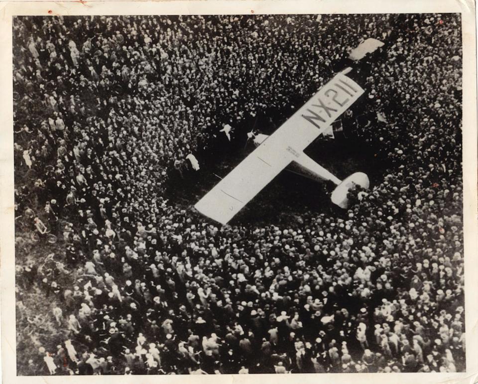 Lindbergh también realizó vuelos a Bélgica y Gran Bretaña en el Spirit antes de regresar a los Estados Unidos. Una multitud le recibió al sur de Londres el 29 de mayo de 1927. <a href="https://en.wikipedia.org/wiki/Charles_Lindbergh#/media/File:Charles_Lindbergh_arrived_at_Croydon_Field,_Surrey,_England,_May_29,_1927.jpg" rel="nofollow noopener" target="_blank" data-ylk="slk:Wikimedia commons;elm:context_link;itc:0;sec:content-canvas" class="link ">Wikimedia commons</a>, <a href="http://creativecommons.org/licenses/by/4.0/" rel="nofollow noopener" target="_blank" data-ylk="slk:CC BY;elm:context_link;itc:0;sec:content-canvas" class="link ">CC BY</a>