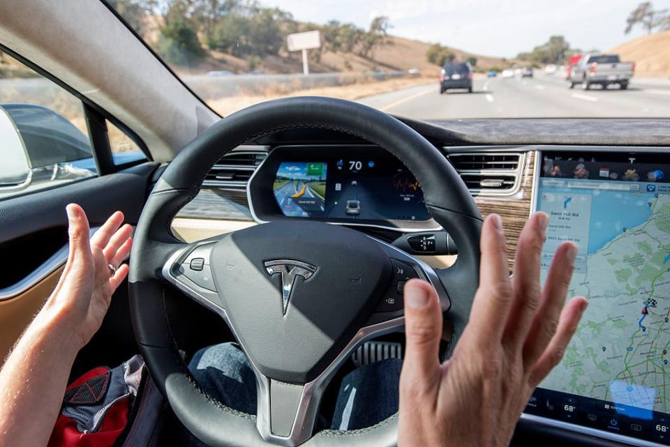 Teslas „Full Self-Driving Beta-System“ erfordert, dass ein Fahrer bereit ist die Fahraufgabe jeden Moment zu übernehmen.  - Copyright: David Paul Morris/Bloomberg via Getty Images