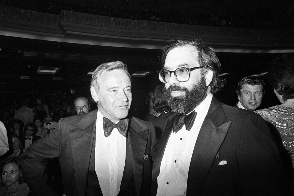 ARCHIVO - Los directores Volker Schlondorff, izquierda, y Francis Ford Coppola, ganadores de la Palma de Oro en la ceremonia de premiación del Festival de Cine de Cannes el 25 de mayo de 1979. Schlondorff dirigió "“Die Blechtrommel” ("El tambor de hojalara") y Coppola "Apocalypse Now". (Foto AP, archivo)