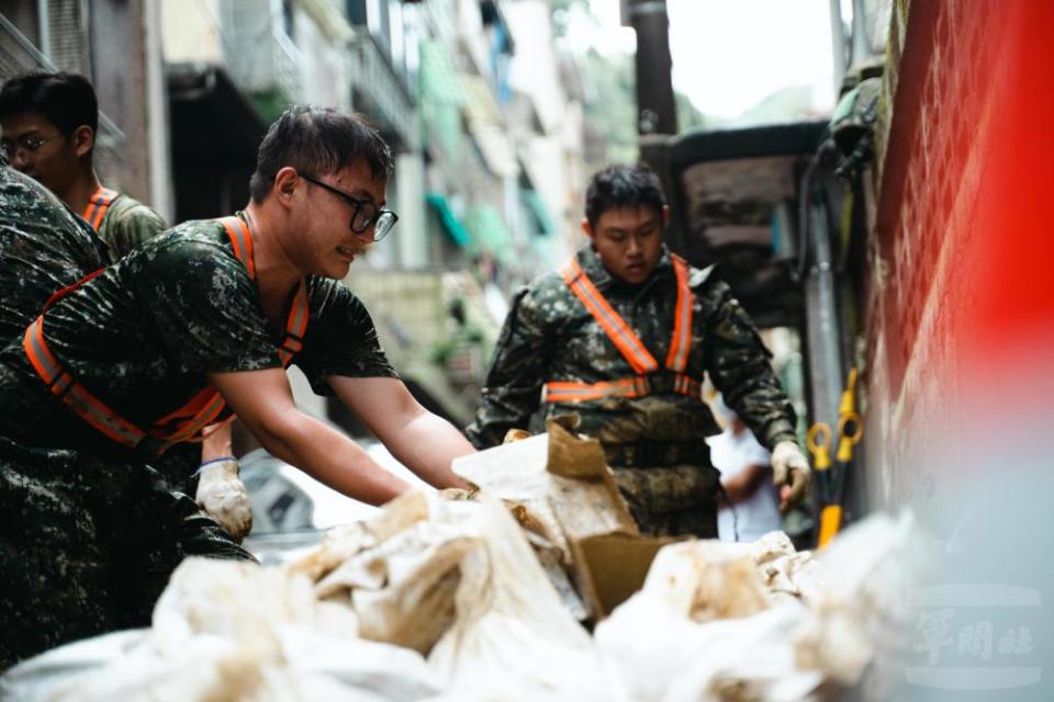 關指部派遣兵力協力民眾清淤重建家園。   圖/軍聞社