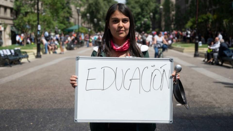 Mujer chilena pide mejor educación