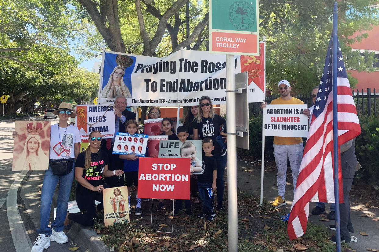 Religious groups and members of the Venezuelan American Republican Alliance protest outside an abortion clinic in Miami. (Venezuelan American Republican Alliance)