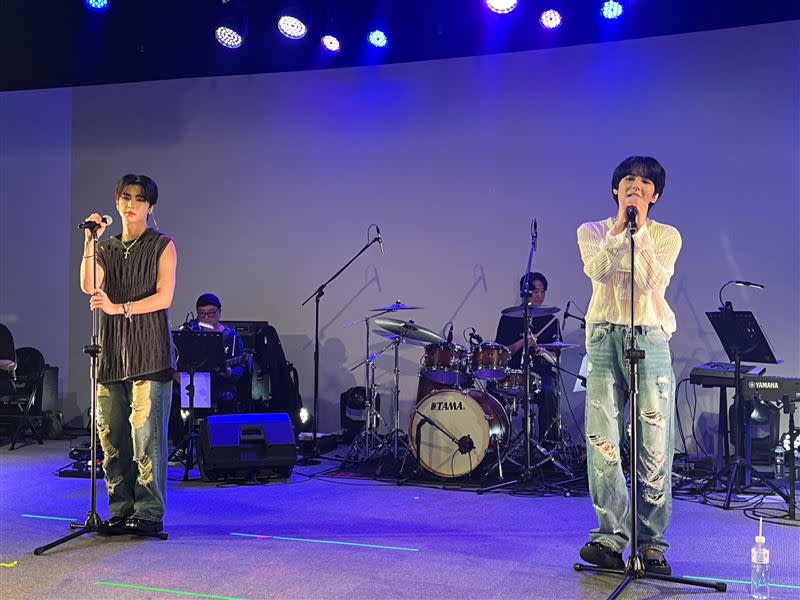 李東烈（左）與李歡喜（右）首度公開共同寫給台灣粉絲的Fansong歌曲〈Call my name〉。（圖／紅心字會提供）