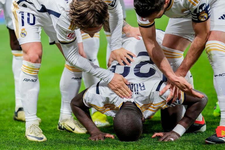 El festejo de Rüdiger besando el césped tras un gol de su equipo, Real Madrid, por la liga de España