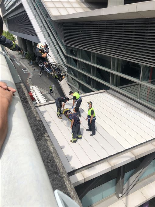 男子掉落捷運站屋頂上方。（圖／翻攝畫面）