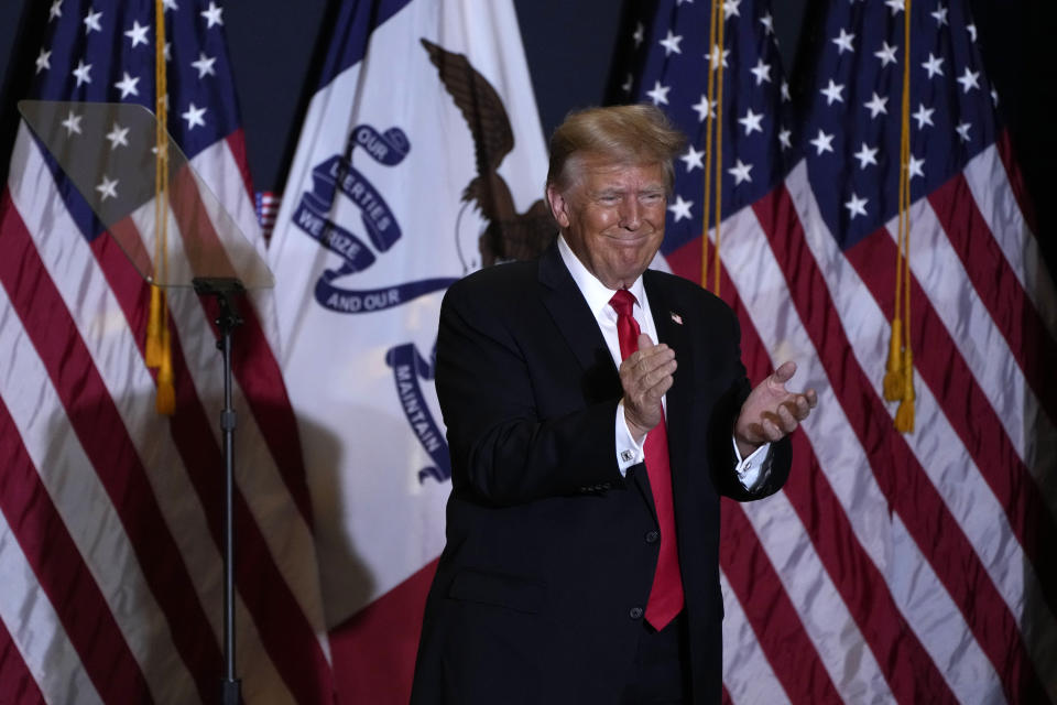 El expresidente Donald Trump baja del escenario durante un evento, el miércoles 13 de diciembre de 2023, en Coralville, Iowa. (AP Foto/Charlie Neibergall)