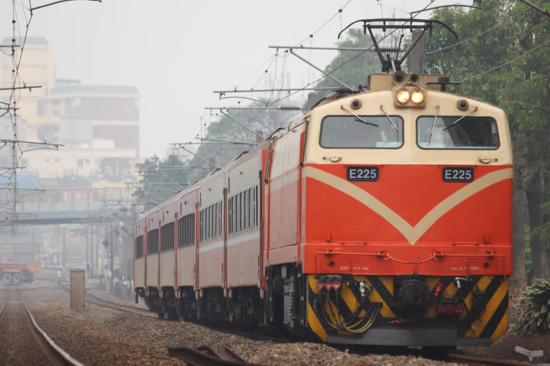 為慶祝南迴鐵路電氣化通車，台鐵局限定12天推出南迴列車全面5折。   圖：新頭殼資料照片