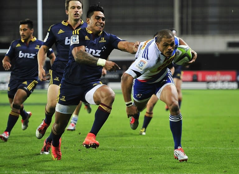 Western Stormers' Juan de Jongh (R) runs in a try as he is tackled by Otago Highlanders' Malakai Fekitoa during their Super 15 rugby union match, at Forsyth Barr Stadium in Dunedin, in March 2015