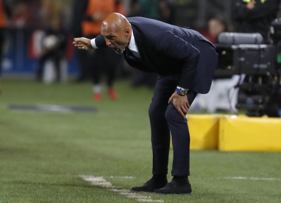 Inter Milan coach Luciano Spalletti gives directions to his players during the Serie A soccer match between Inter Milan and AC Milan at the San Siro Stadium, in Milan, Italy, Sunday, Oct. 21, 2018. (AP Photo/Antonio Calanni)