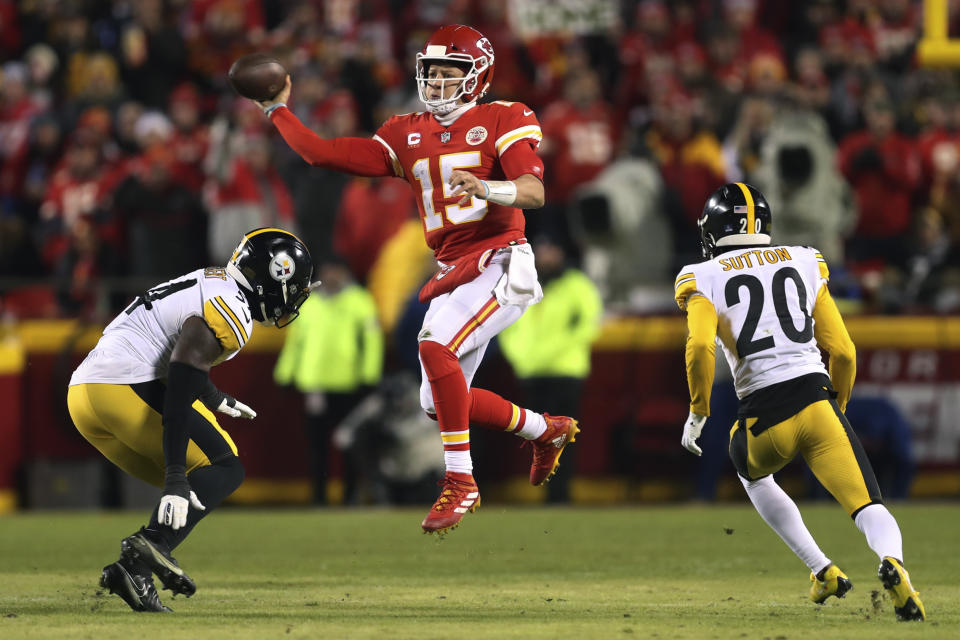 FILE – Il quarterback dei Kansas City Chiefs Patrick Mahomes, 15 anni, lancia un passaggio durante la prima metà di una partita di football dei playoff della NFL contro i Pittsburgh Steelers, domenica 16 gennaio 2022, a Kansas City, Missouri.  Netflix e la NFL hanno annunciato mercoledì 15 maggio 2024 un accordo triennale per lo streaming delle partite il giorno di Natale, che prevede la sfida tra i Chiefs e gli Steelers il 25 dicembre 2024. (AP Photo/Travis Heying, file)