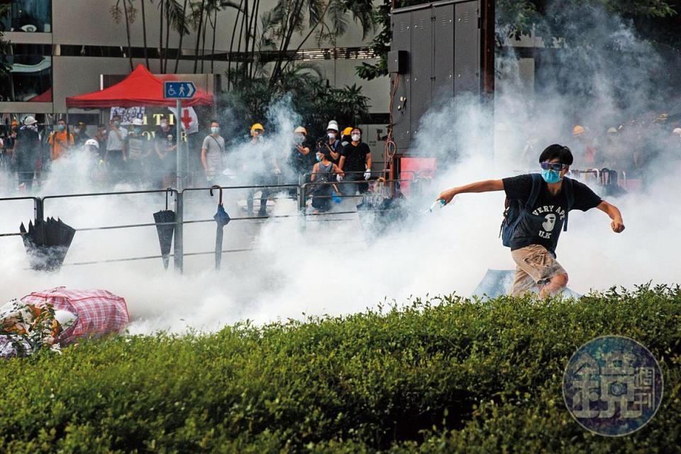 警察朝民眾發射催淚彈，民眾快速向夏慤道撤離。