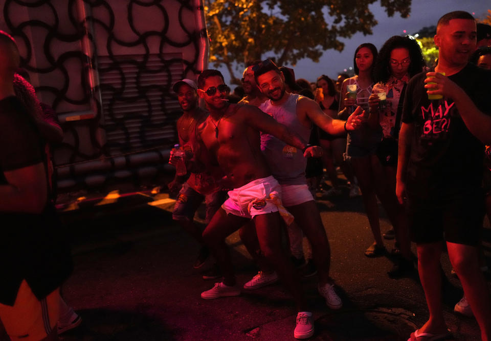 La gente baila en el desfile del Orgullo Gay en la playa de Icarai en Niteroi, Brasil, el domingo 7 de agosto de 2022. (AP Foto/Silvia Izquierdo)