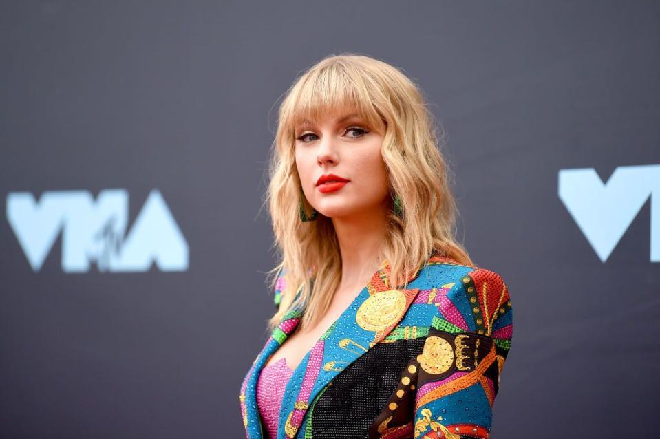 <p>In 2019, Taylor Swift published an explosive Tumblr post that detailed <a href="https://www.cosmopolitan.com/entertainment/celebs/a29807801/taylor-swift-scooter-braun-scott-borchetta-tyrannical-control-amas-netflix-doc/" rel="nofollow noopener" target="_blank" data-ylk="slk:her problems with her old record label Big Machine, Scott Borchetta, and Scooter Braun (Justin Bieber's manager);elm:context_link;itc:0;sec:content-canvas" class="link ">her problems with her old record label Big Machine, Scott Borchetta, and Scooter Braun (Justin Bieber's manager)</a>. This happened after Borchetta sold Big Machine and all of its rights, which included T-Swift's entire past six-album catalogue, to Braun. This basically meant that Taylor no longer had control of her back catalogue of music, despite the fact that she created it. In her Tumblr post, Taylor begged fans to help her gain back control. <br></p>
