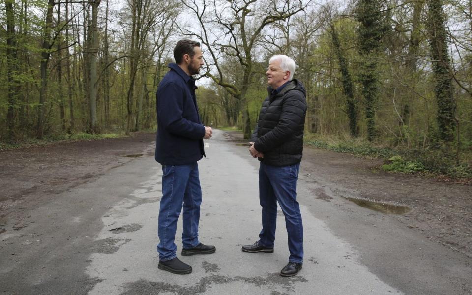 Sven Voss (links) sucht mit dem Ermittler Frank Gartmann den abgelegenen Parkplatz am Stadtpark auf, wo Delissa ermordet worden war.  (Bild: ZDF / Saskia Pavek)