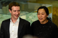 <p>Conciliare la vita familiare e lavorativa con uno degli imprenditori di maggior successo al mondo come Mark Zuckerberg non è facile. Così, prima di sposarsi, lui e sua moglie, Priscilla Chan, hanno firmato un contratto in cui sono stati costretti a incontrarsi almeno una volta alla settimana e l’incontro deve durare almeno un’ora. (Credits – Getty Images) </p>