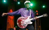 "Johnny B. Goode", "Roll Over Beethoven" oder "Sweet Little Sixteen" - die Songs von Chuck Berry haben auch über 60 Jahre nach ihrer Entstehung nichts von ihrer Anziehungskraft verloren. Ihr Erschaffer gilt als Innovator des Rock'n'Roll, er läutete eine neue Ära des Gitarrenspiels ein. Mindestens ebenso legendär: Berrys "duck walk", der später auch von Angus Young adaptiert wurde. 2017 starb Berry im Alter von 90 Jahren. (Bild: Francois Durand/Getty Images)