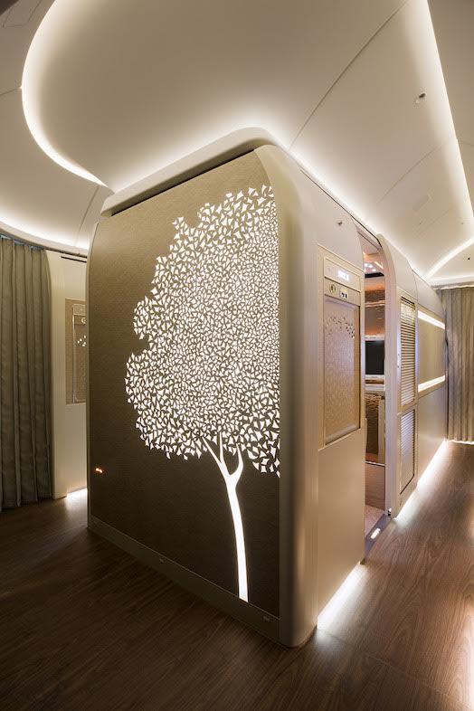 <p>Eine private Minibar, ein Eis-System und elegante neue Design-Details runden das unglaublich luxuriöse Gefühl der neuen Kabinen ab. Die Fluggäste haben auch ein Service-Fenster in der Kabine, durch das sie Getränke und Canapés erhalten, ohne gestört zu werden.<br> Emirates </p>
