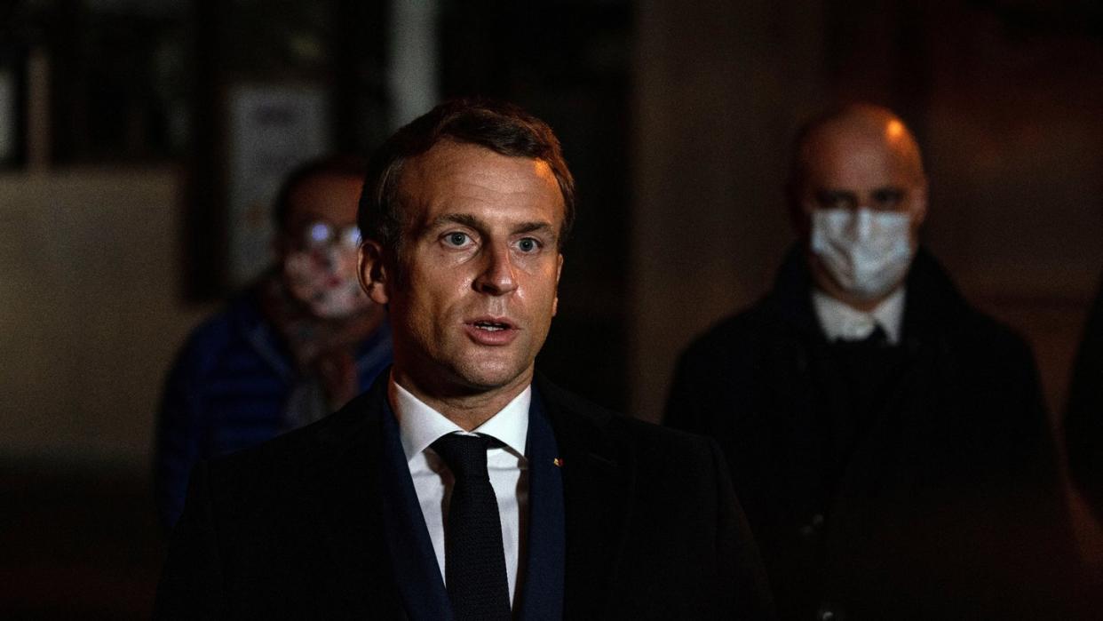 Emmanuel Macron, Präsident von Frankreich, spricht in der Nähe des Tatorts.