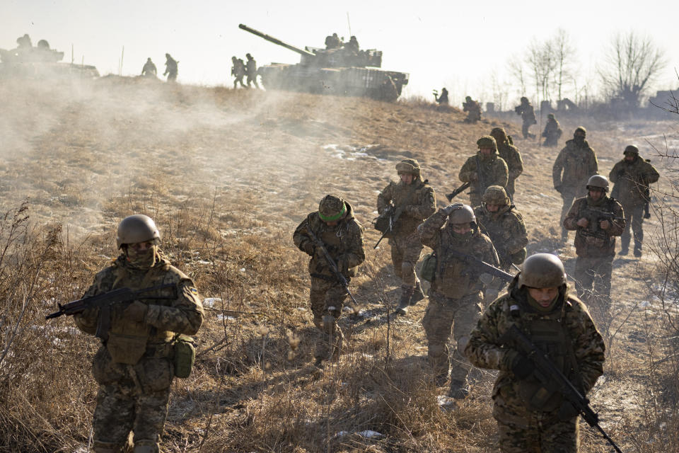 Archivo - Militares ucranianos de la Tercera Brigada Separada de Tanques participan en un simulacro, no lejos del frente, en el área de Járkiv, Ucrania, el jueves 23 de febrero de 2023. En las últimas semanas, se han intensificado los combates de artillería en las cercanías de Kupiansk, una ciudad estratégica en el extremo oriental de la provincia de Járkiv, a orillas del río Oskil, a medida que los ataques rusos se intensifican en un intento por capturar todo el corazón industrial ucraniano conocido como Donbás, que incluye las provincias de Donetsk y Luhansk. (AP Foto/Vadim Ghirda, Archivo)